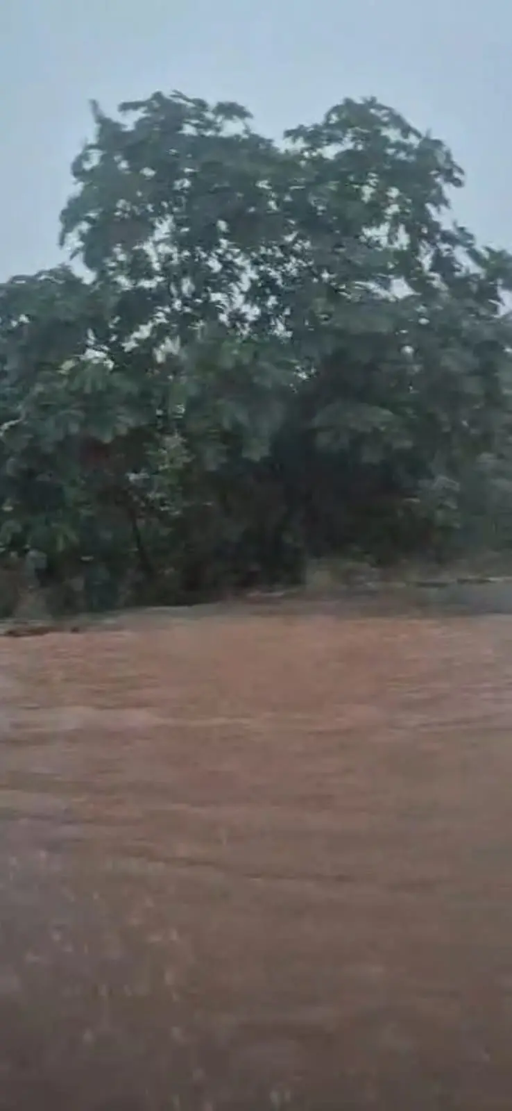 VÍDEO: igarapé transborda e invade Estrada da Sobral durante chuva