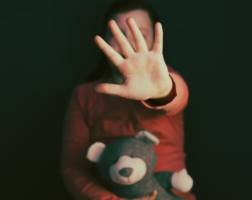 Professor é preso suspeito de ameaçar ex-companheira e forçar abusos contra filhos menores Professor é preso suspeito de ameaçar ex-companheira e forçar abusos contra filhos menores