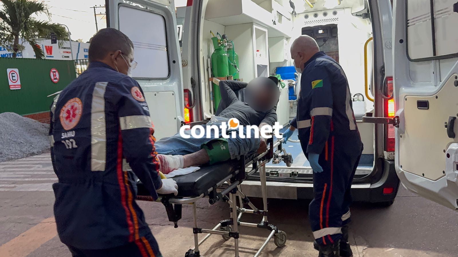 Colisão entre carro e moto deixa homem gravemente ferido no interior do Acre