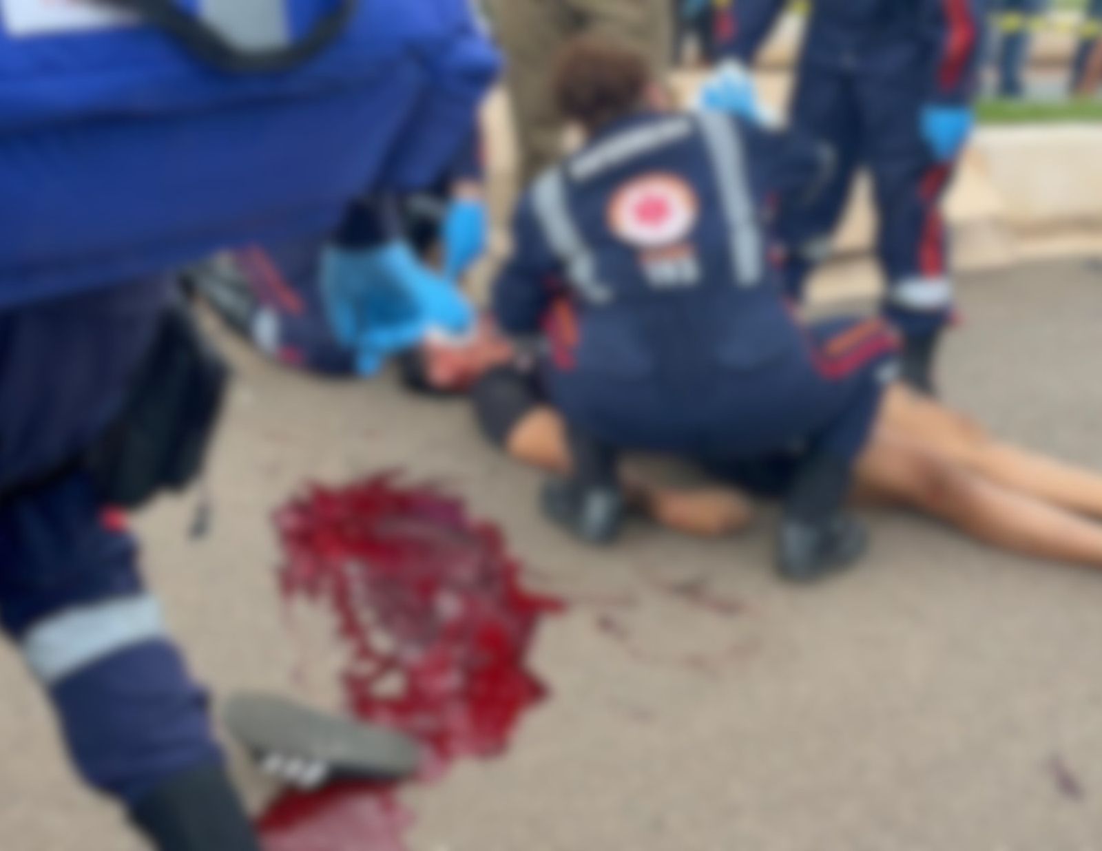 Motociclista perde controle, bate em canteiro central e morre na capital