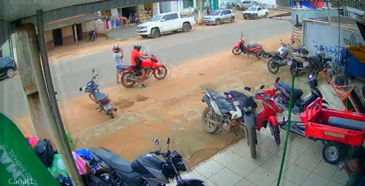 Conversão irregular provoca colisão entre motociclistas em avenida movimentada de Brasiléia