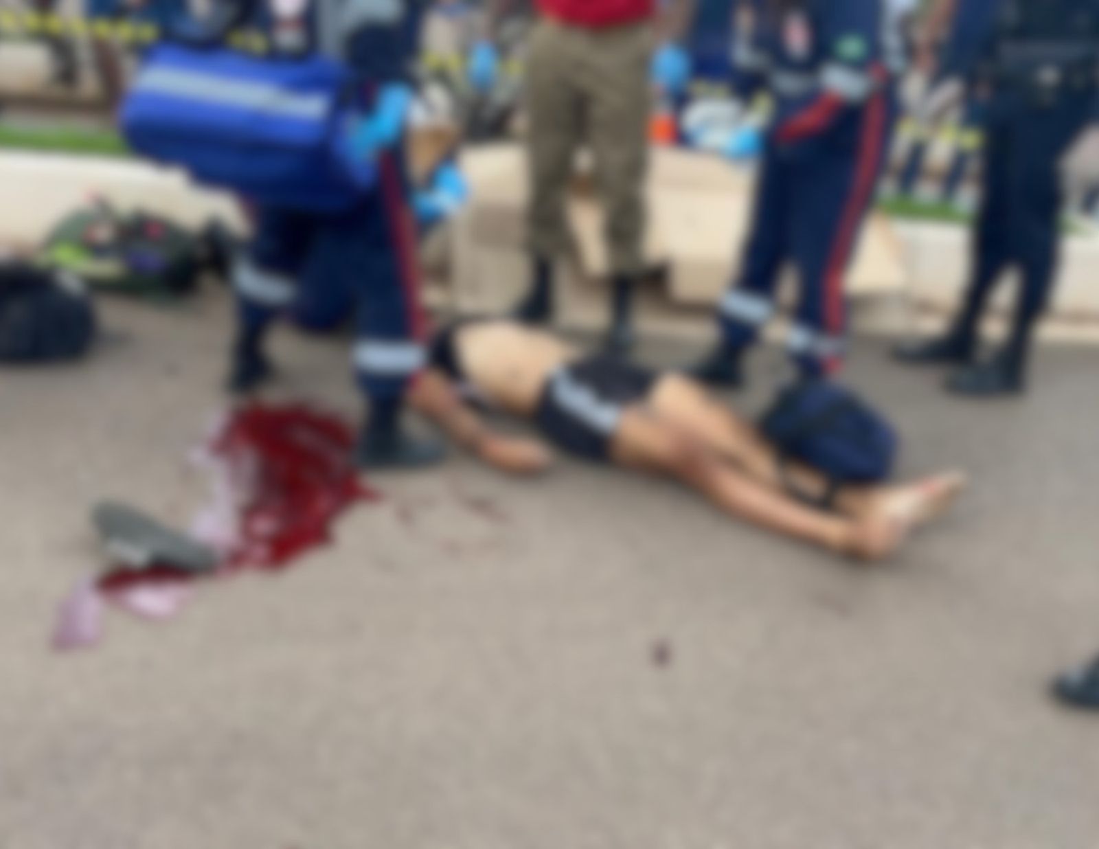 Motociclista perde controle, bate em canteiro central e morre na capital