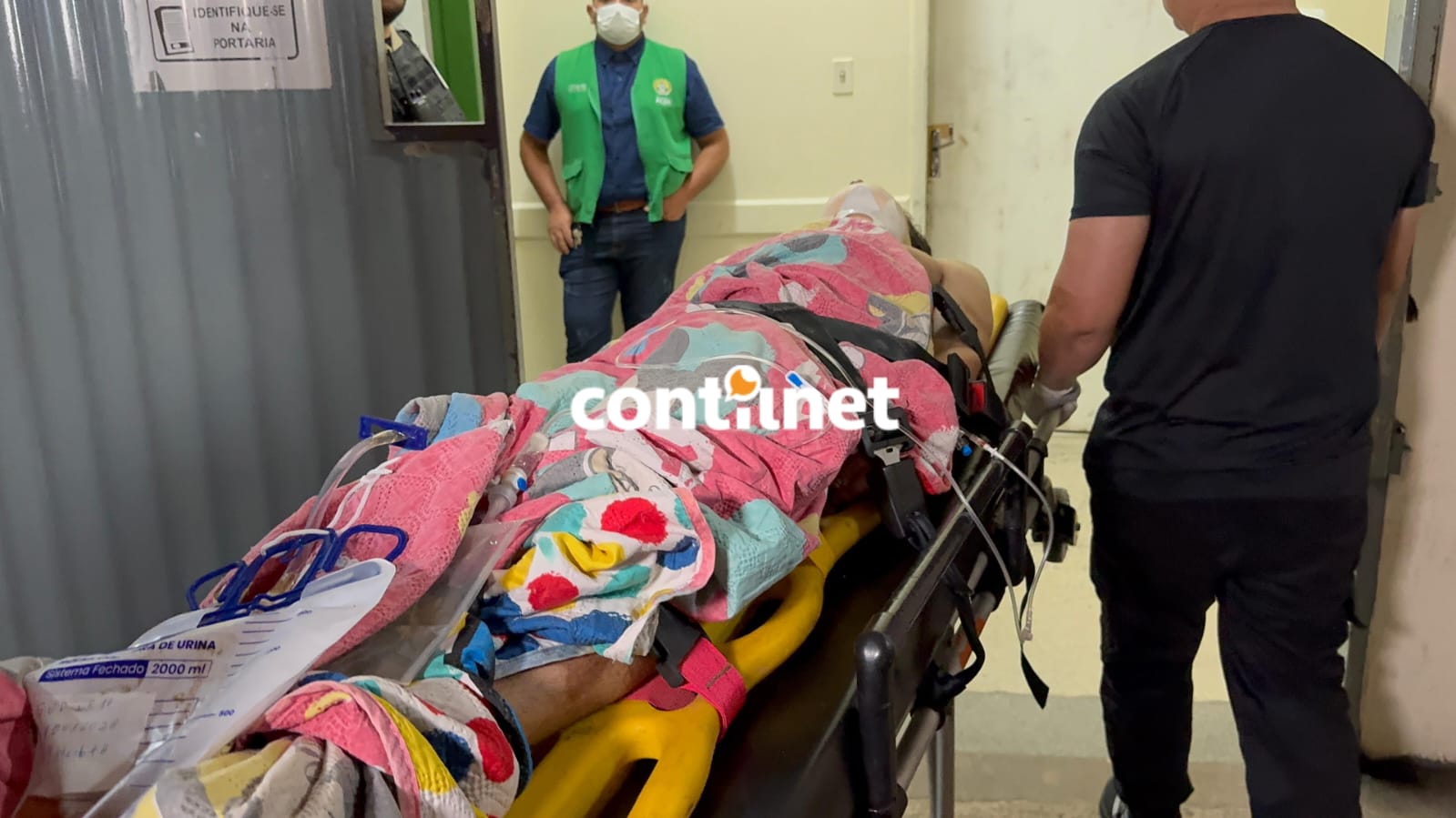 Homem fica preso sob ônibus após falha de macaco hidráulico no interior do Acre