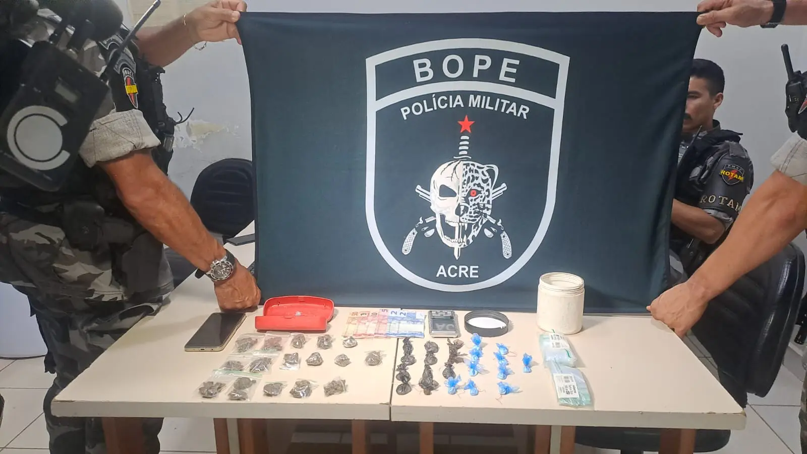 Adolescente é apreendido após ser flagrado com drogas em beco de Rio Branco