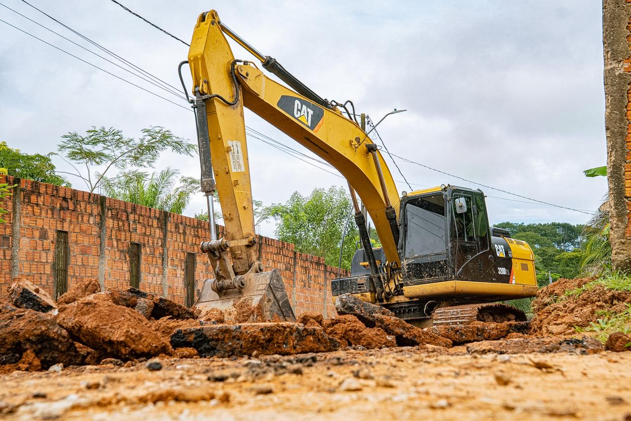 Alysson Bestene acompanha obras de recuperação de vias e retirada de entulhos