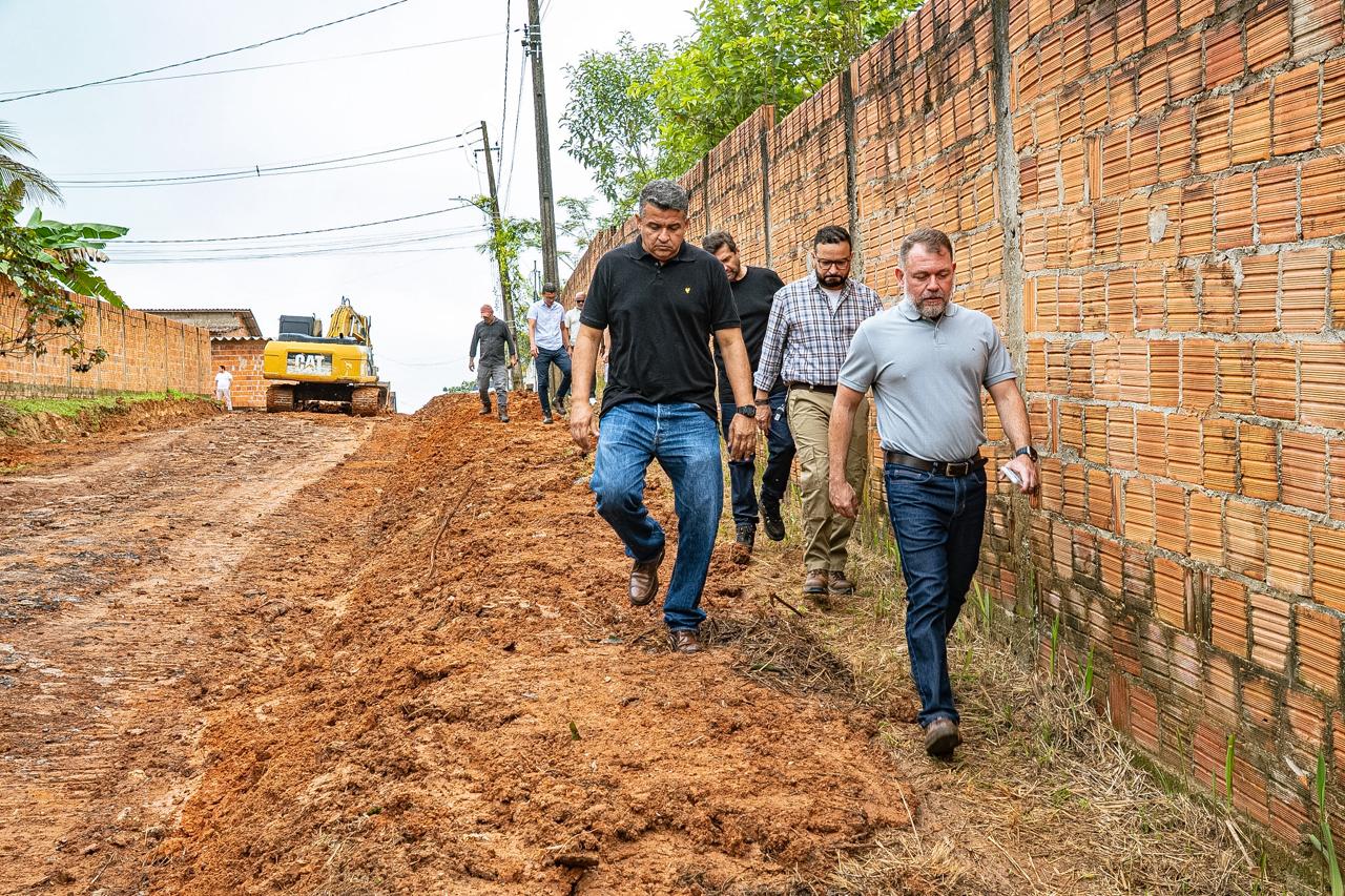 Alysson Bestene acompanha obras de recuperação de vias e retirada de entulhos