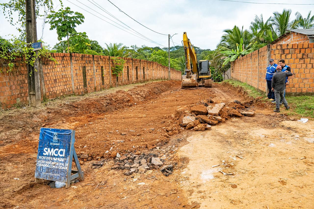 Alysson Bestene acompanha obras de recuperação de vias e retirada de entulhos