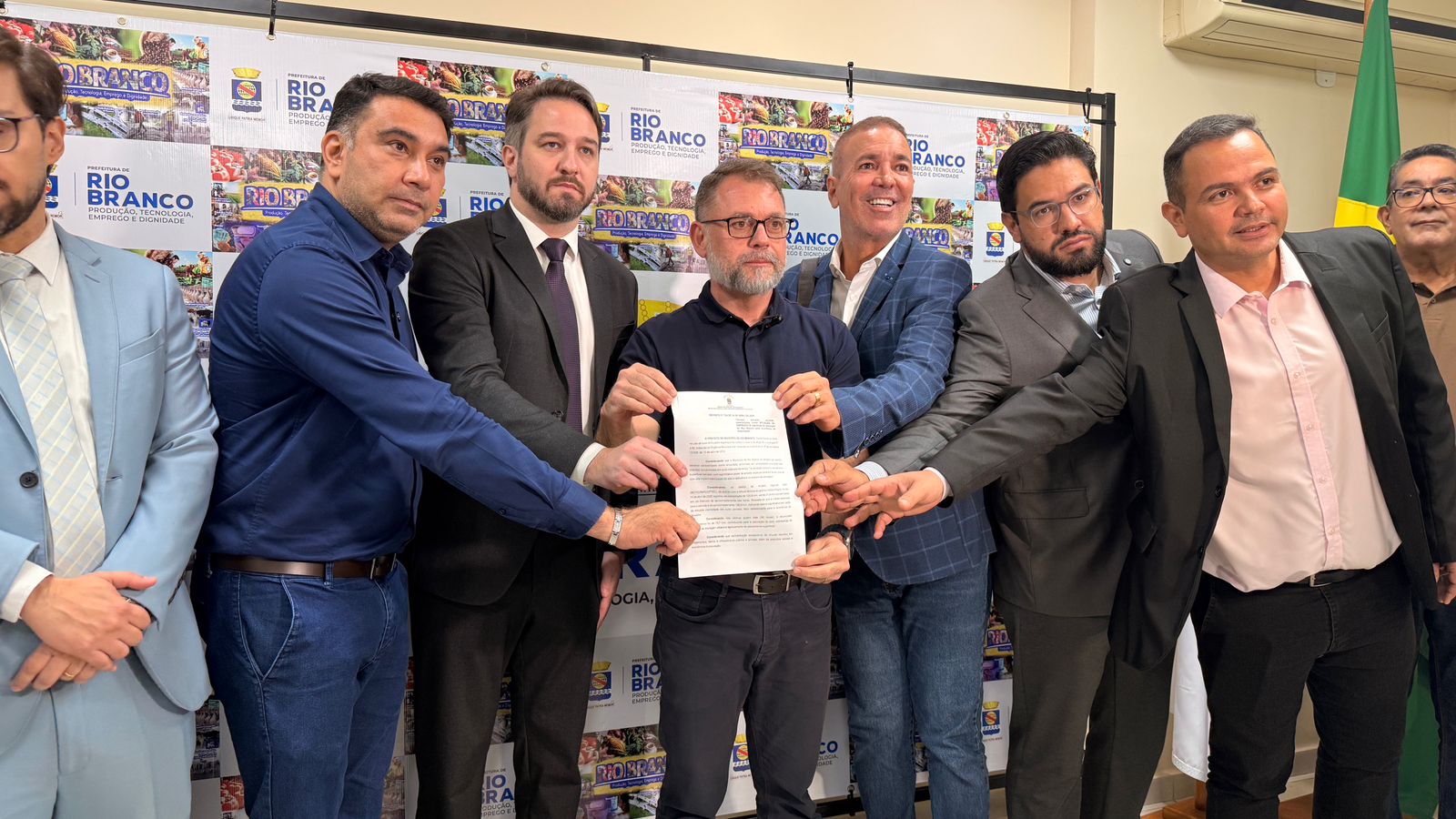 Após enxurrada em 15 bairros, Alysson decreta situação de emergência Após enxurrada em 15 bairros, Alysson decreta situação de emergência