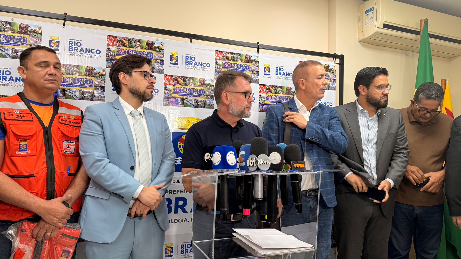 Após enxurrada em 15 bairros, Alysson decreta situação de emergência Após enxurrada em 15 bairros, Alysson decreta situação de emergência