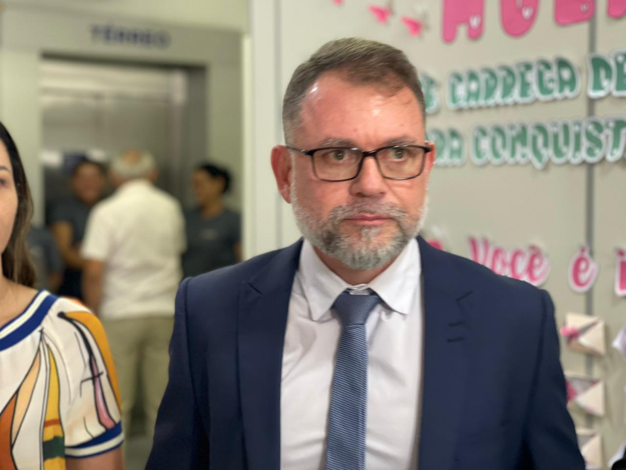 Em visita à Câmara, Alysson fala sobre transporte público e ‘tapar buracos’ Em visita à Câmara, Alysson fala sobre transporte público e ‘tapar buracos’