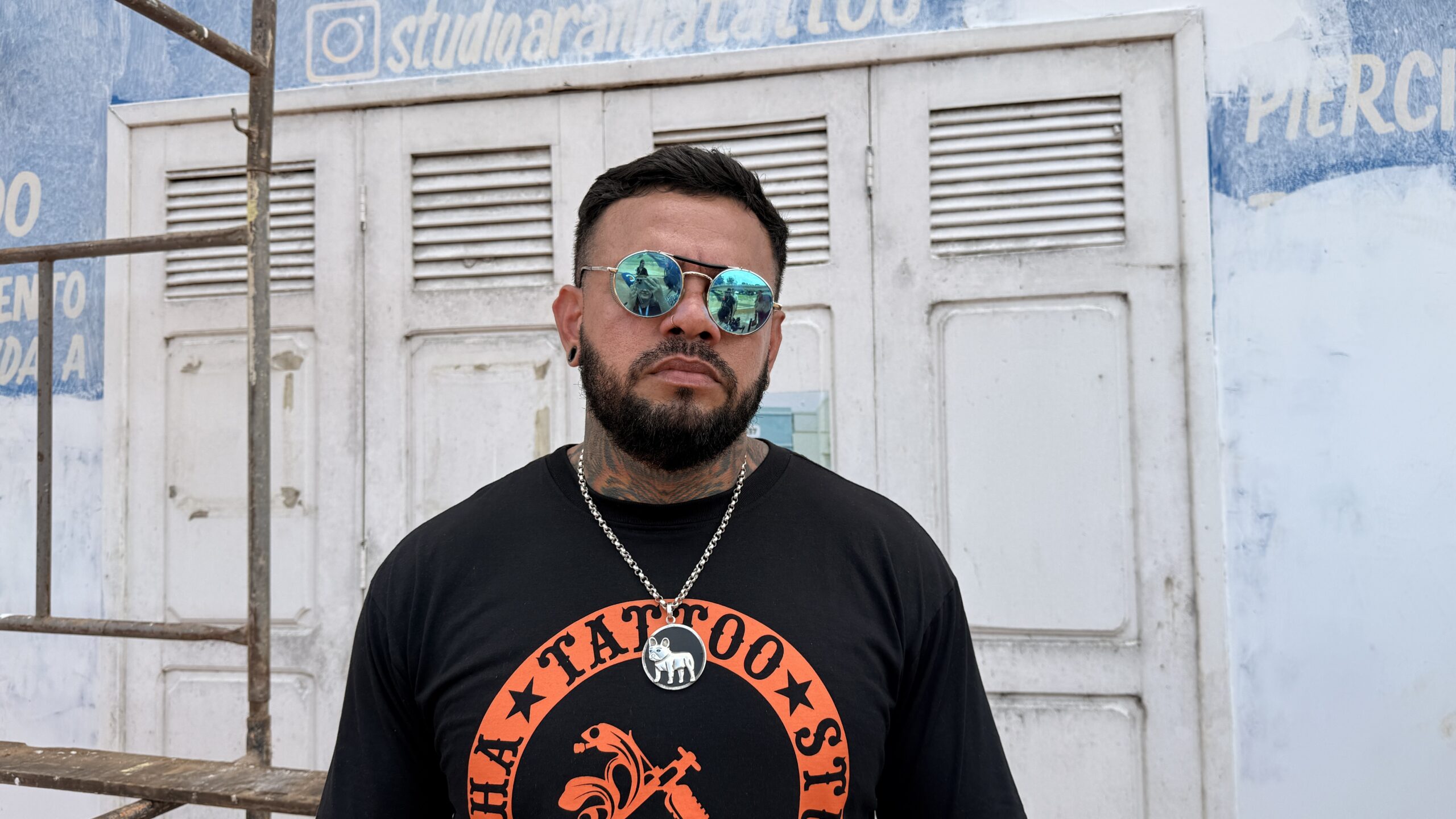 Aranha é tatuador e está no espaço do Calçadão há 14 anos