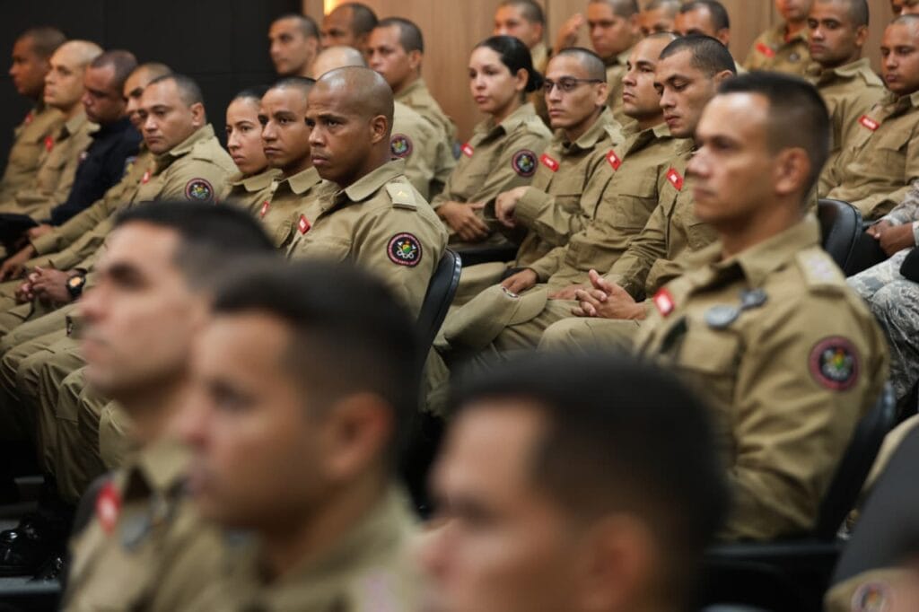 Bombeiros iniciam curso de mergulho para resgates no Acre