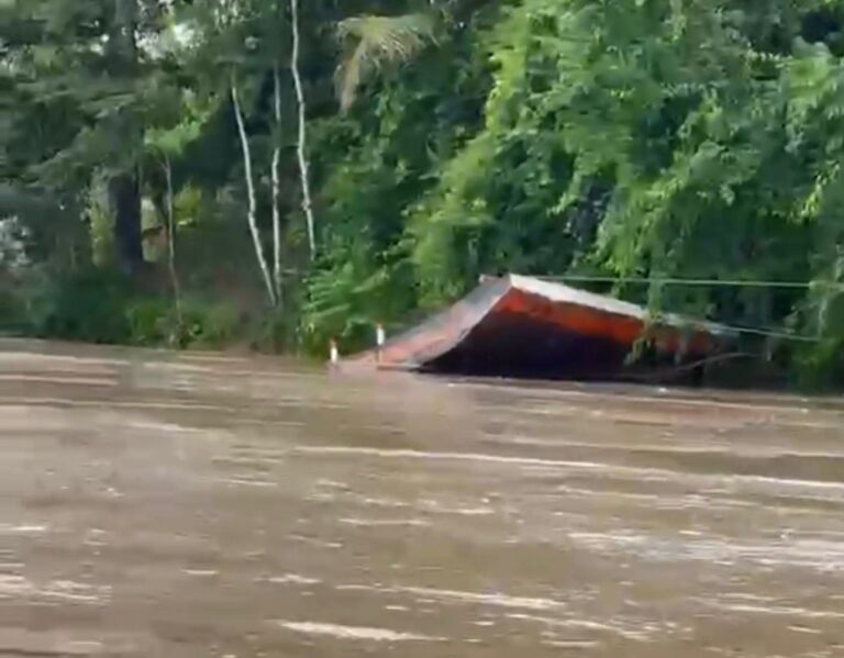 Balsa naufraga e derrama 50 mil litros de diesel no Rio Tarauacá