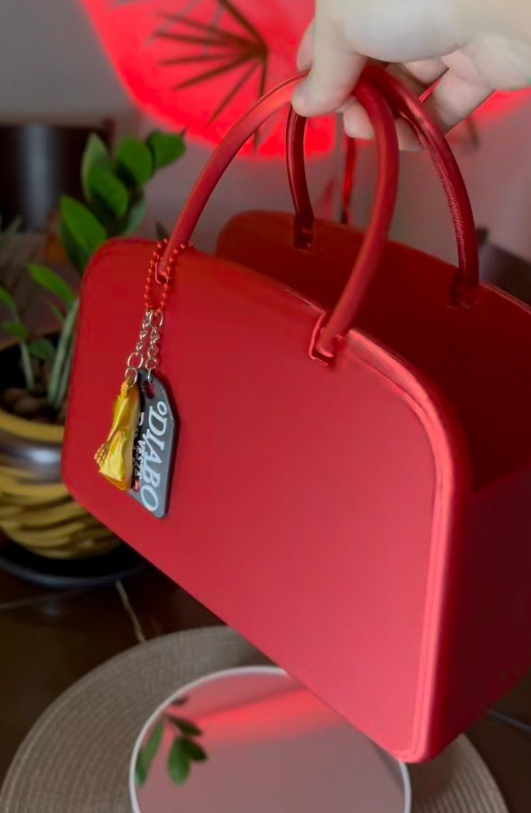 No Acre, mulher cria balde 3D exclusivo de ‘O Diabo Veste Prada 2’ para esposa