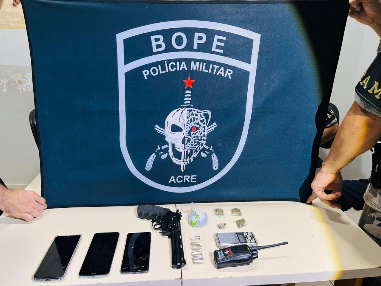 Polícia flagra suspeitos com droga e arma de fogo em beco conhecido por tráfico