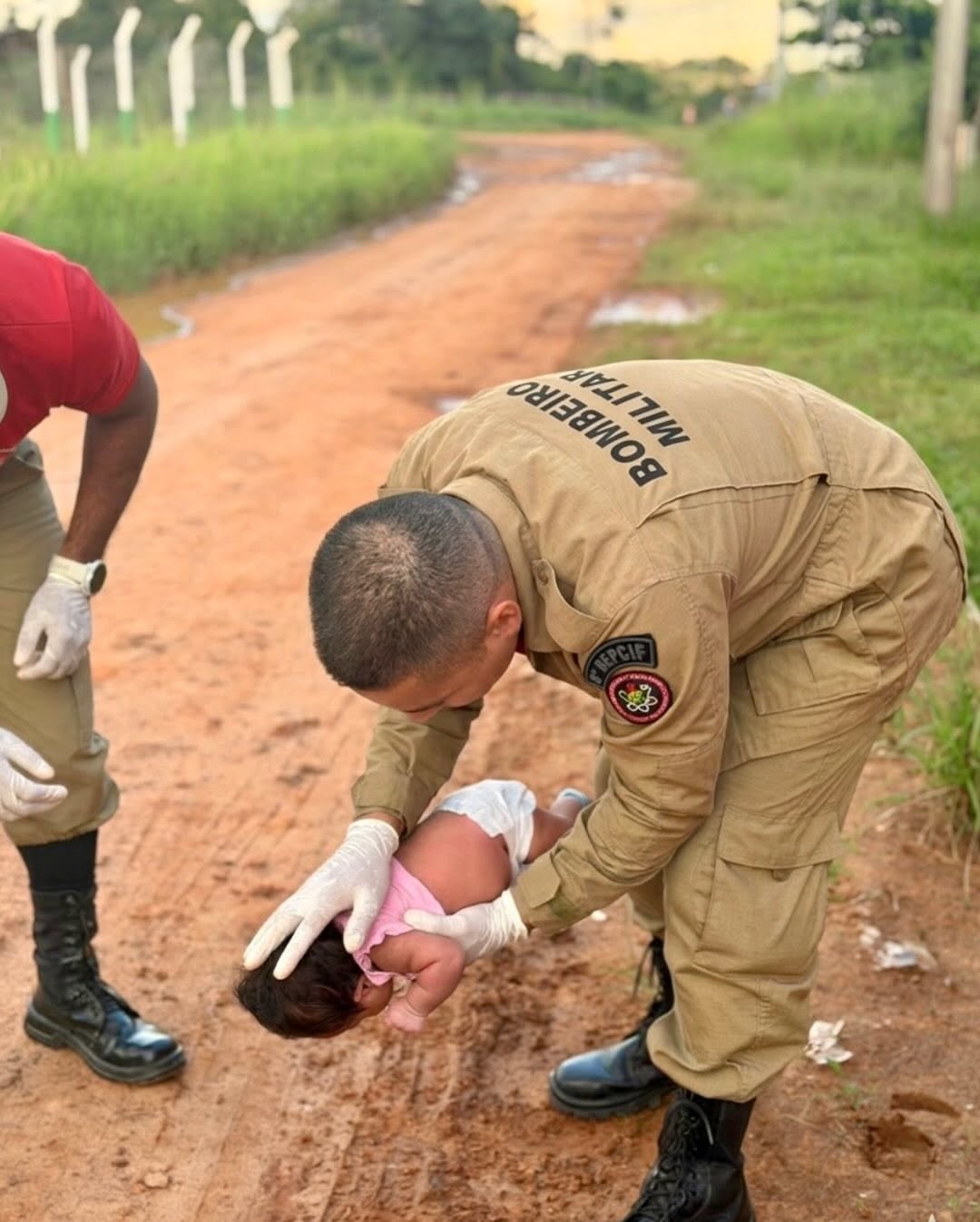 Bebê que não reagia é salva por bombeiros após manobra de emergência
