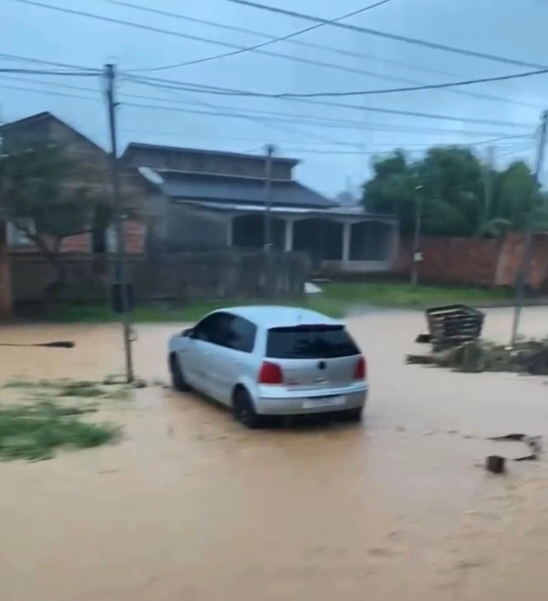 Forte chuva deixa ruas alagadas e provoca transtornos na fronteira