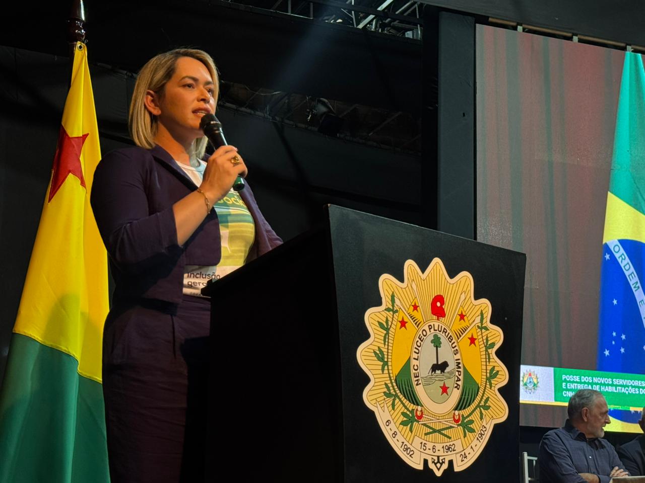 Detran entrega mais de 800 CNHs sociais e empossa novos servidores