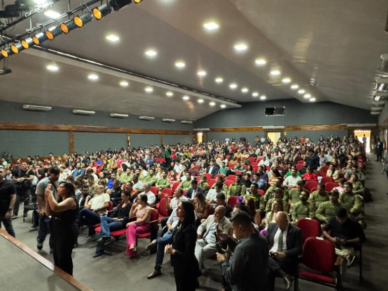 Detran entrega mais de 800 CNHs sociais e empossa novos servidores