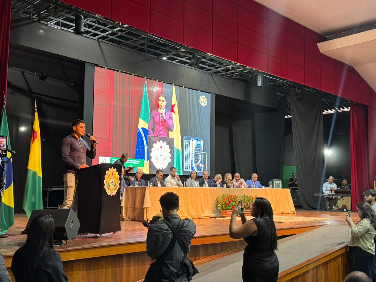 Detran entrega mais de 800 CNHs sociais e empossa novos servidores