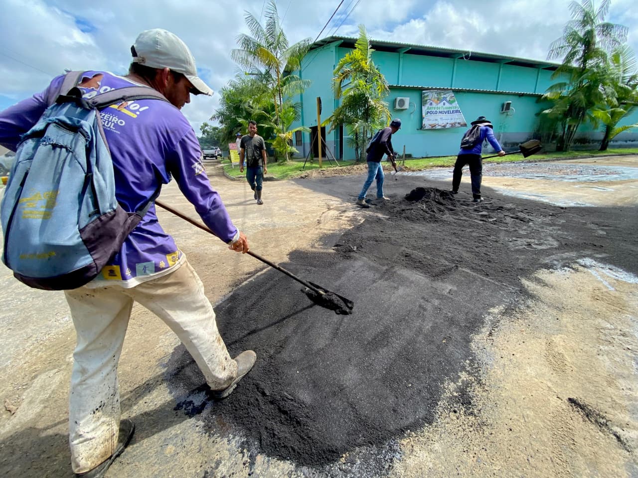 Cruzeiro do Sul: Prefeitura aplica 20 toneladas de asfalto em mutirão de obras
