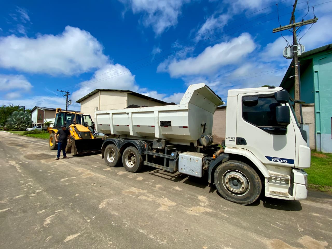 Cruzeiro do Sul: Prefeitura aplica 20 toneladas de asfalto em mutirão de obras