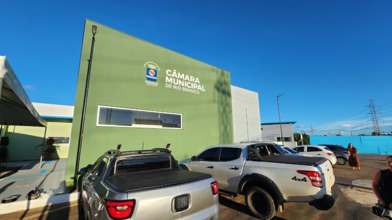Nova sede da Câmara Municipal de Rio Branco, ainda vazia, simbolizando desperdício.