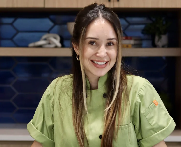 Veja quem é a brasileira que fatura R$ 1,2 milhão cozinhando nos EUA