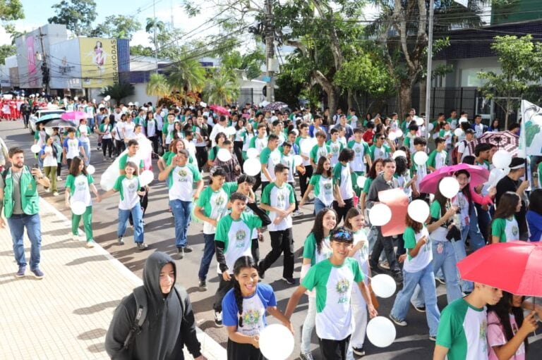 Veja: Estudantes ocupam centro de Rio Branco em caminhada pela paz
