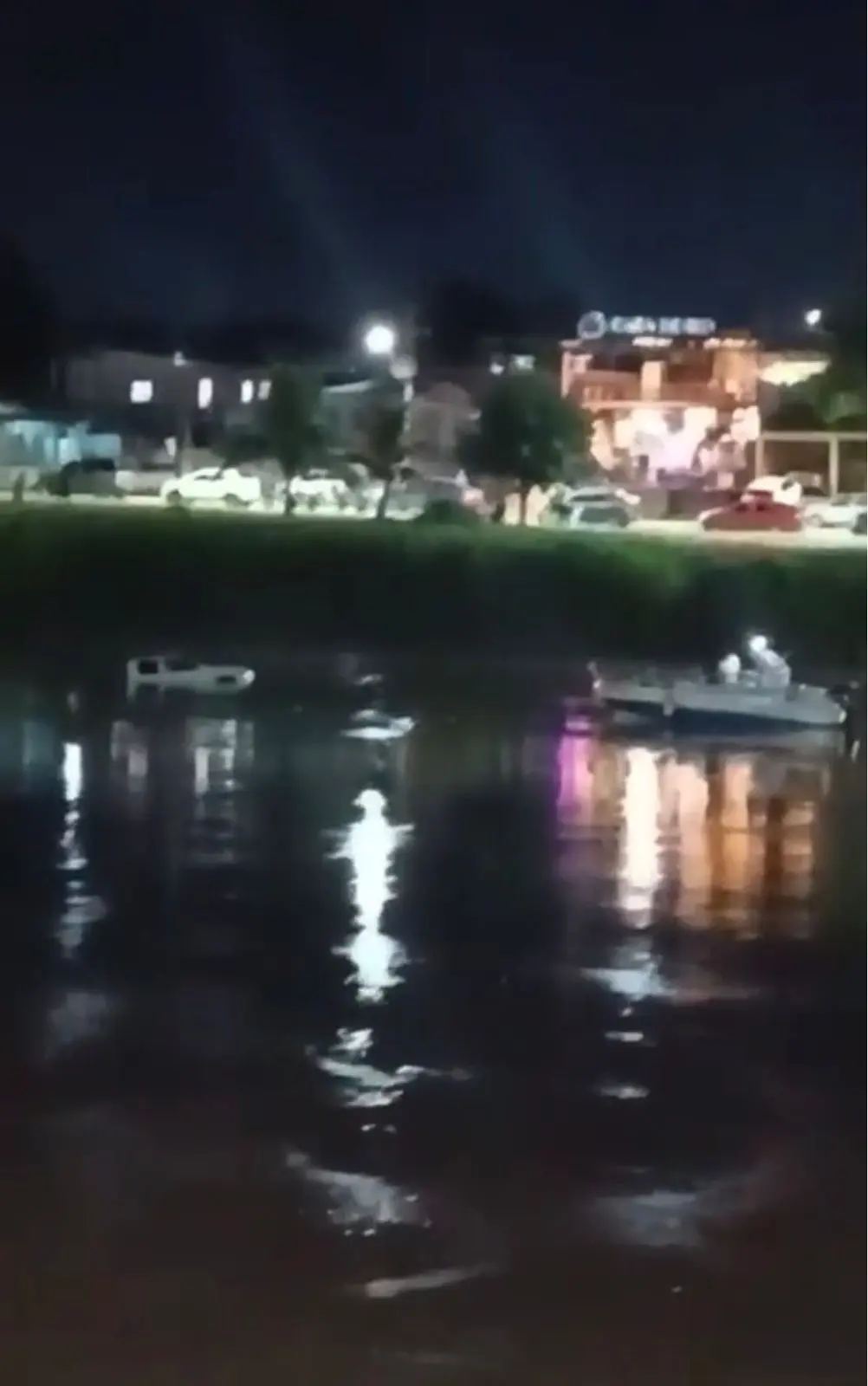 Veículo cai no Rio Acre na região da Base e mobiliza Bombeiros