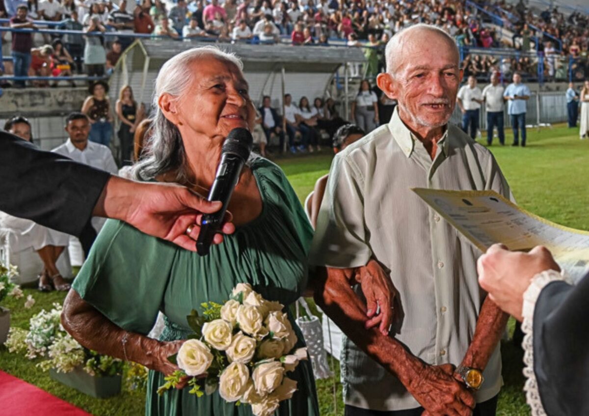 Juízes de paz realizando cerimônia civil no Acre, sem manifestações religiosas.