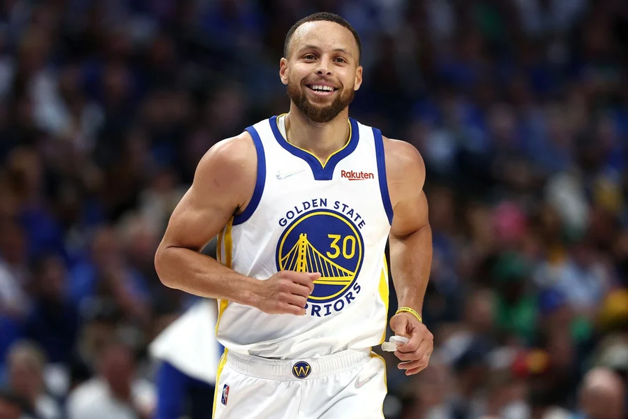 NBA: Curry volta a jogar após mais de dois meses afastado por lesão