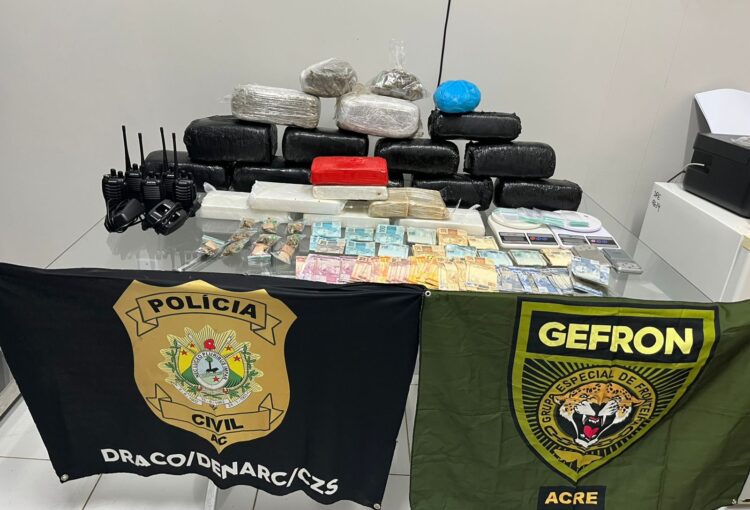 Polícia apreende mais de 20 kg de drogas e quase R$ 15 mil em espécie