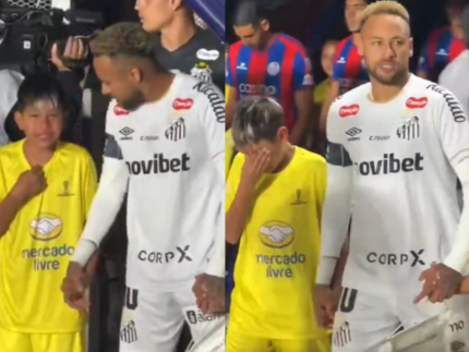 Criança chora de emoção ao entrar com Neymar antes de San Lorenzo x Santos
