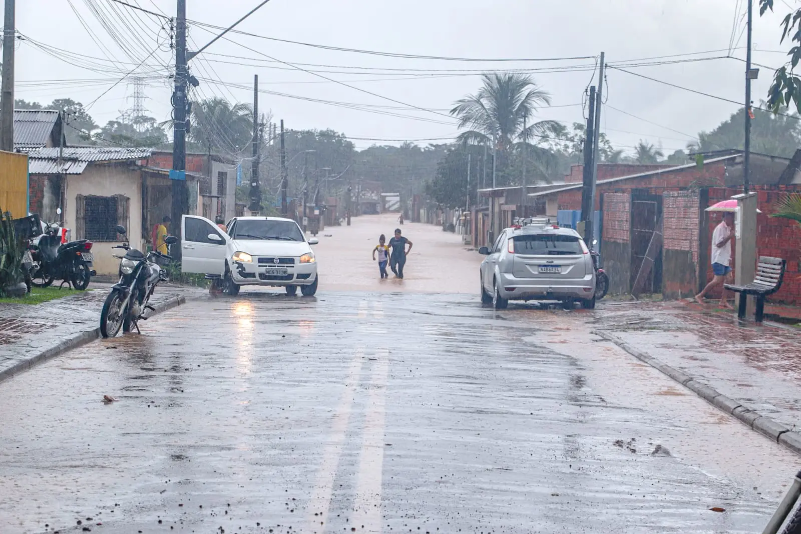 a Defesa Civil Municipal informou que a chuva, que durou três horas, registrou mais de 50 mm de volume de precipitação
