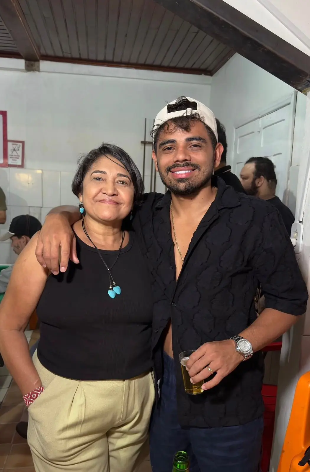 Cantor Evoney Fernandes curte bar tradicional da capital acreana
