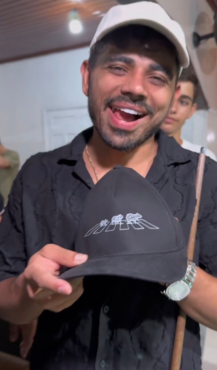 Evoney Fernandes agita o Tonheiros Bar e propõe aposta inusitada ao proprietário