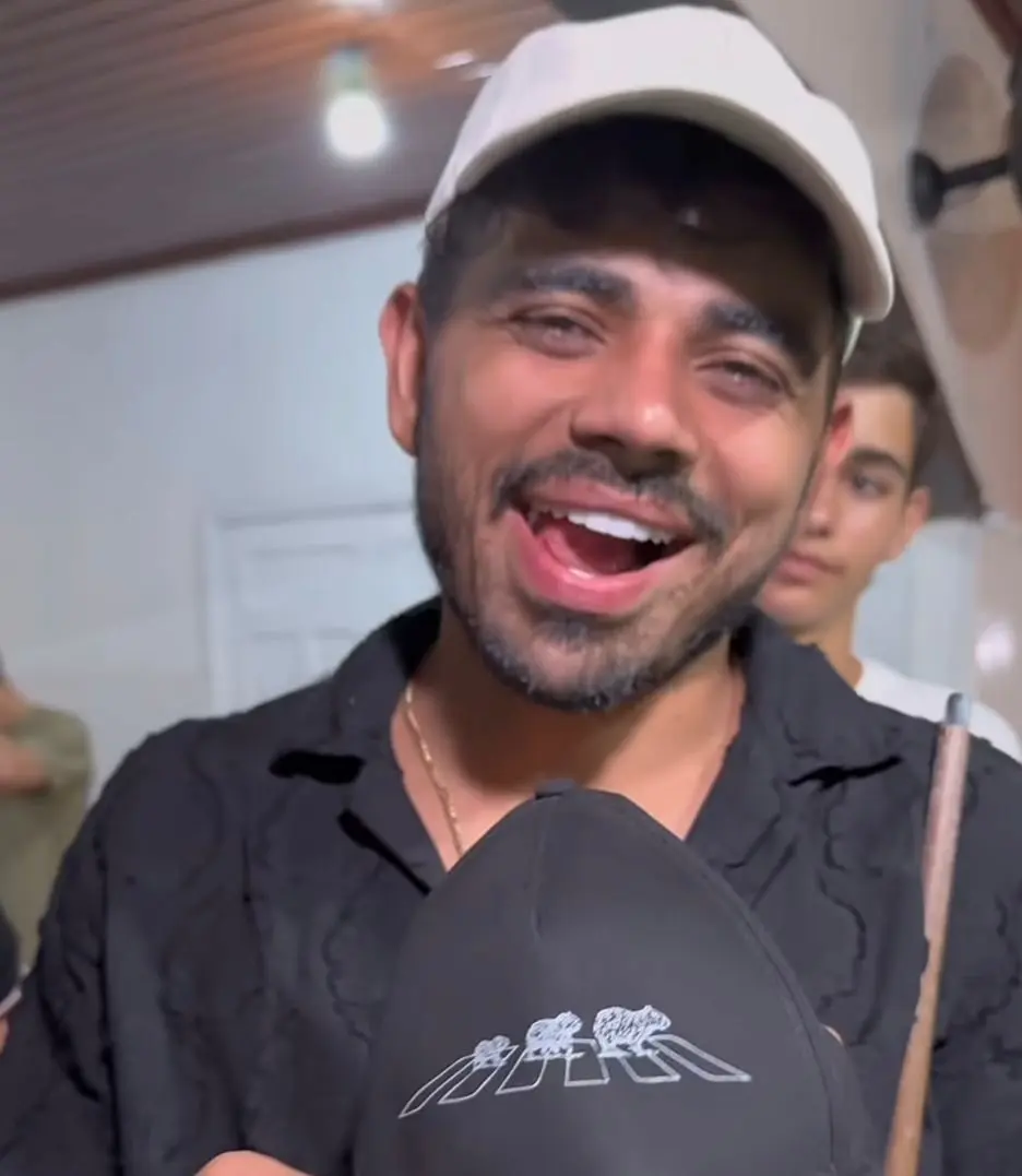 Evoney Fernandes agita o Tonheiros Bar e propõe aposta inusitada ao proprietário