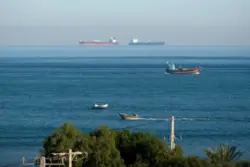 Irã ameaça fechar Estreito de Ormuz após Trump manter bloqueio naval