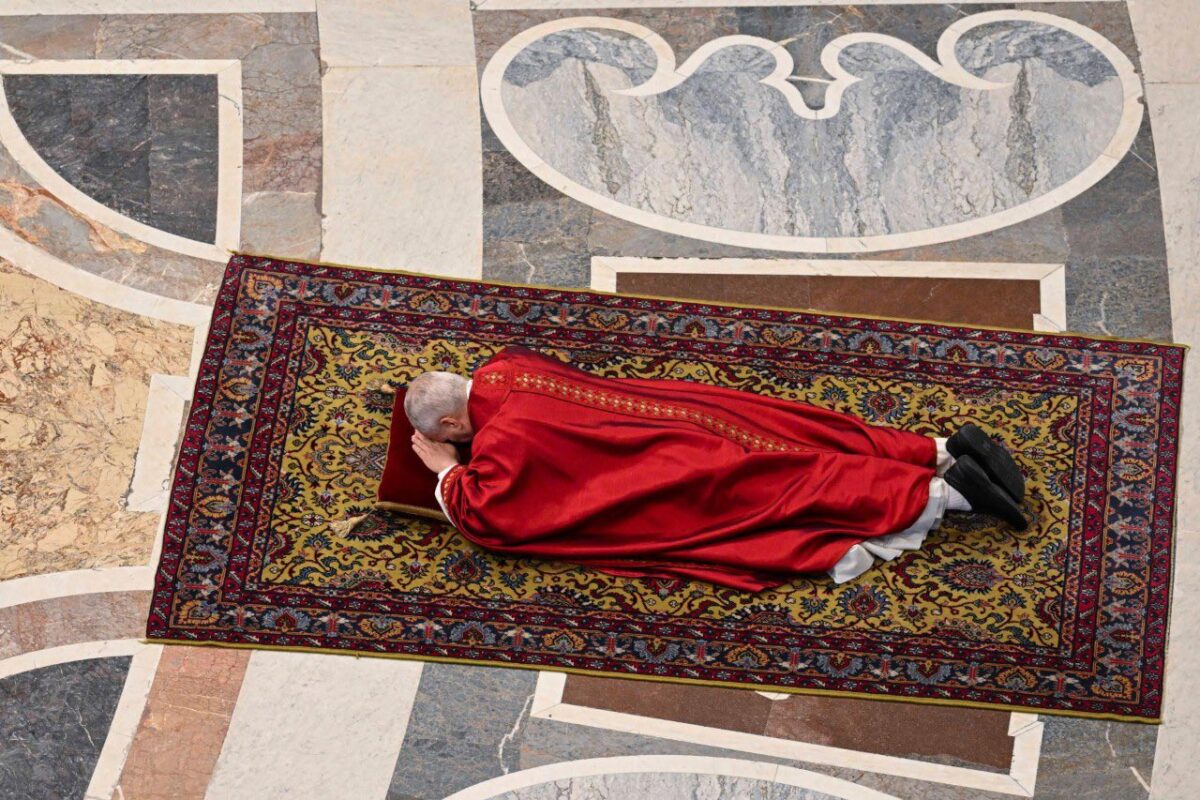 O silêncio tomou conta da Basílica de São Pedro nesta tarde de sexta-feira (03/04). Em um dos momentos mais impactantes da liturgia católica, o Papa Leão XIV deitou-se completamente no chão de mármore diante do altar principal.