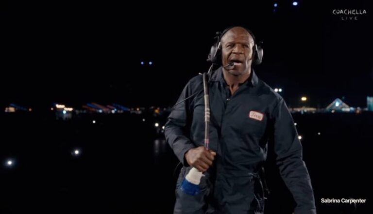 Terry Crews rouba a cena em show com referências a Julius e Latrell
