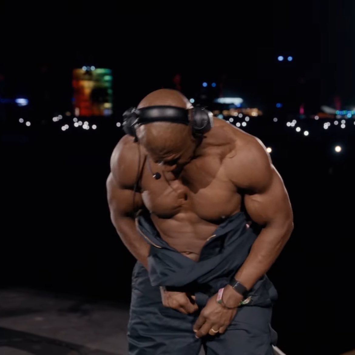 Terry Crews rouba a cena em show com referências a Julius e Latrell