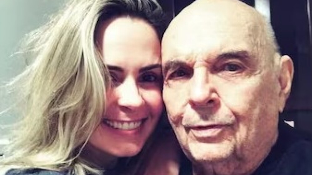 Ana Paula chorou e demonstrou tristeza momentos antes de perder o pai