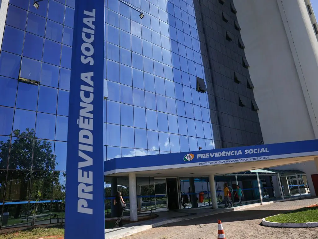 Governo troca chefia do INSS após desgaste com tempo de espera; saiba mais