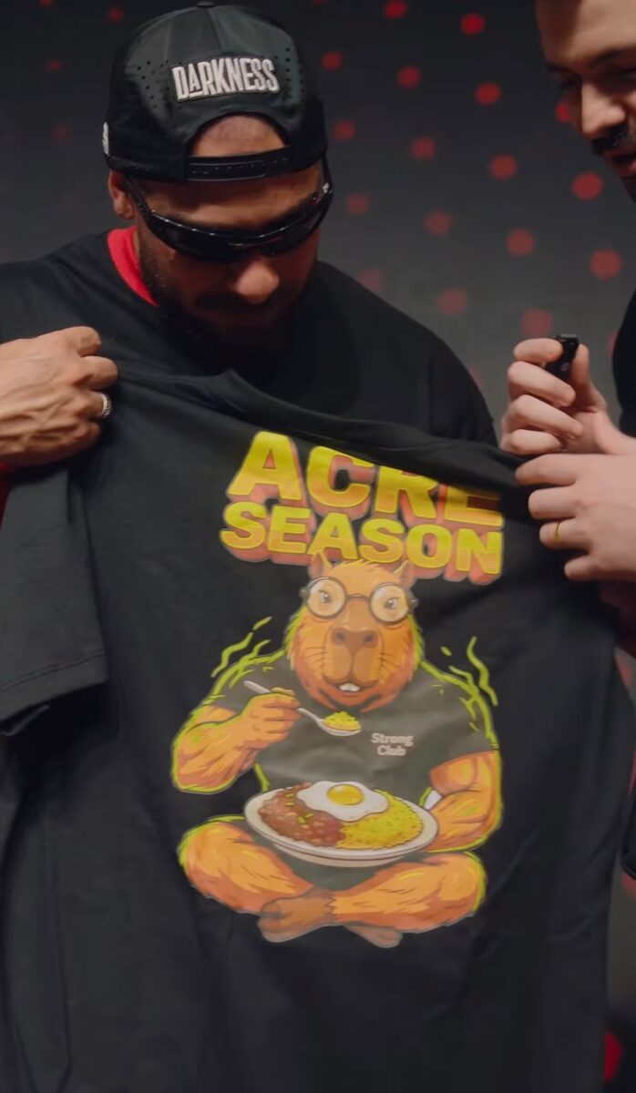 Leo Stronda recebe camisa com 'capivara comendo baixaria' de nutricionista do Acre