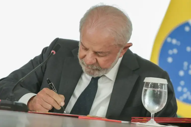 Lula sanciona lei que tira guarda de pet dos agressores de mulheres