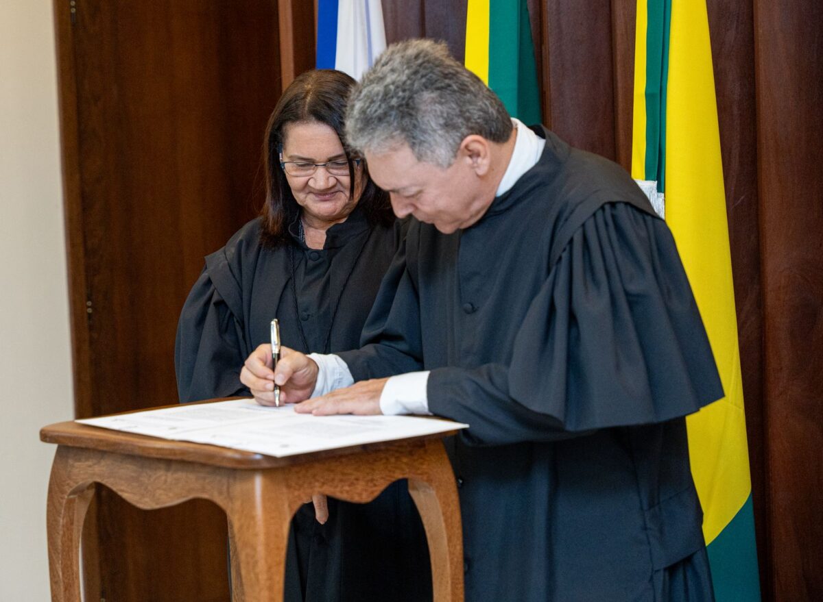 Mário Sérgio toma posse e faz história como 1º membro do MPC no TCE