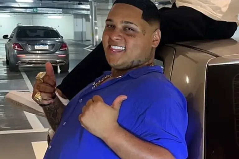 A situação jurídica de MC Ryan SP e MC Poze do Rodo tornou-se ainda mais delicada nesta segunda-feira (20/04). Reportagem do Fantástico trouxe a público gravações onde Ryan conversa abertamente com o contador Rodrigo Morgado apontado como o "cérebro" financeiro do grupo sobre a circulação de milhões vindos de apostas e rifas clandestinas.