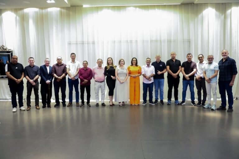 Mailza se reúne com deputados e prefeitos da base