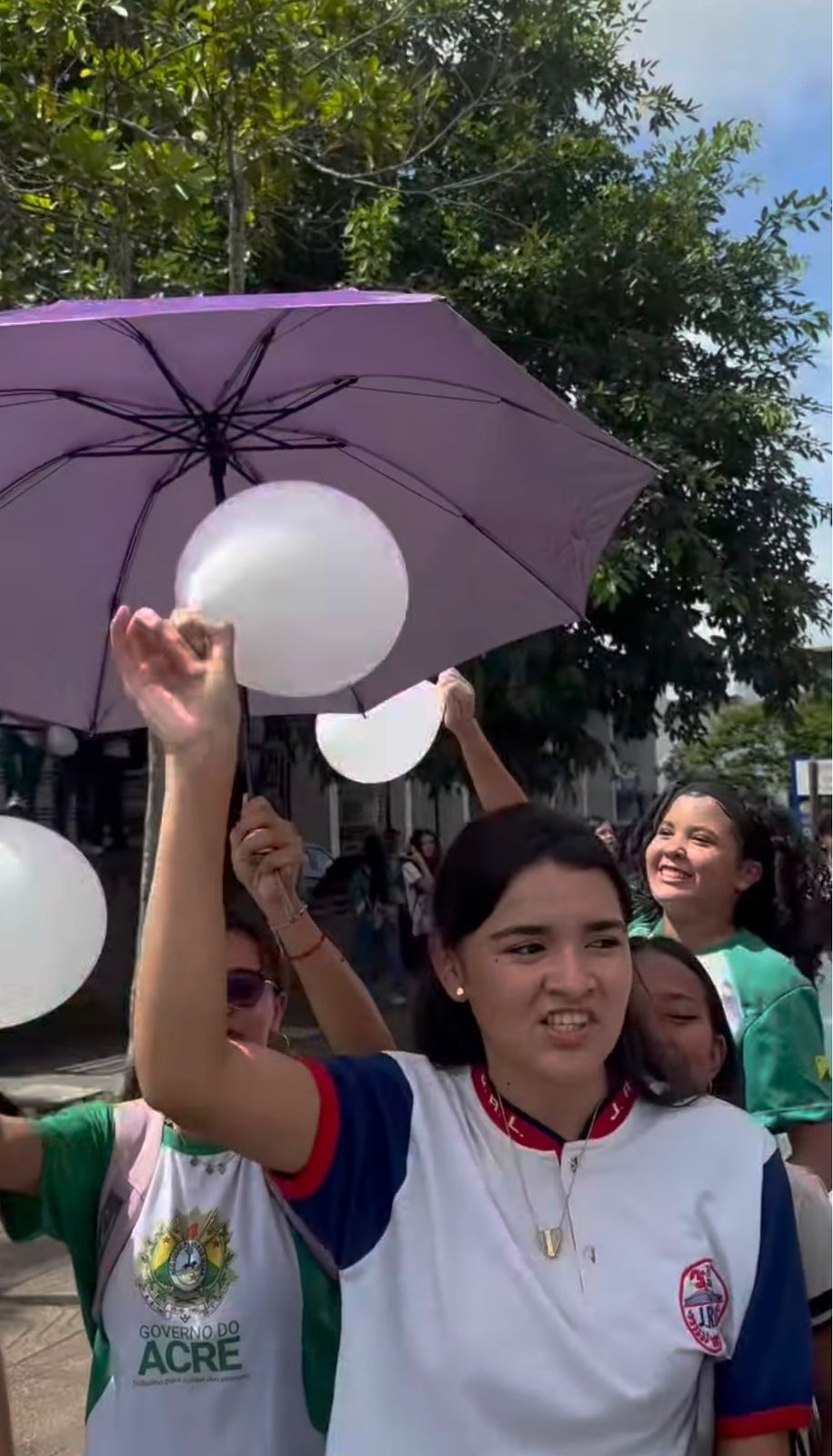 Alunos de escola protestam contra afastamento de gestora no Centro Alunos de escola protestam contra afastamento de gestora no Centro